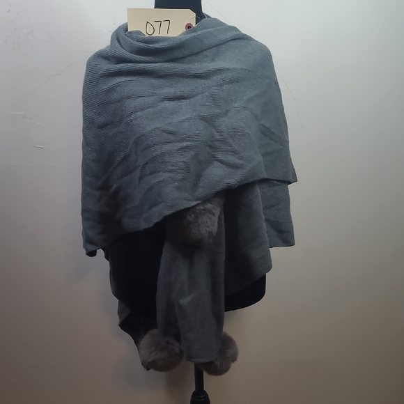 Gray Shawl with Faux Fur Trim - Picture 6 of 6